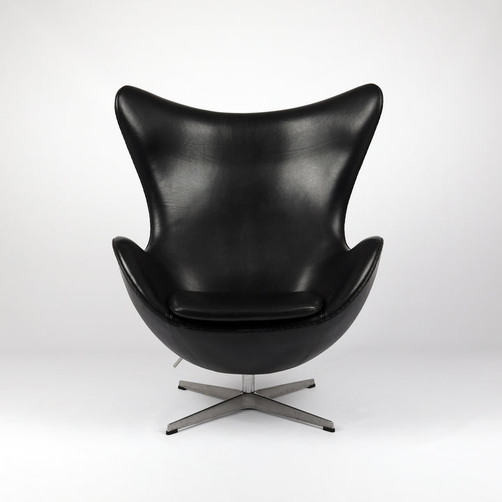 818 Fritz Hansen Eghg Chair von Arne Jacobsen  – Frontalansicht