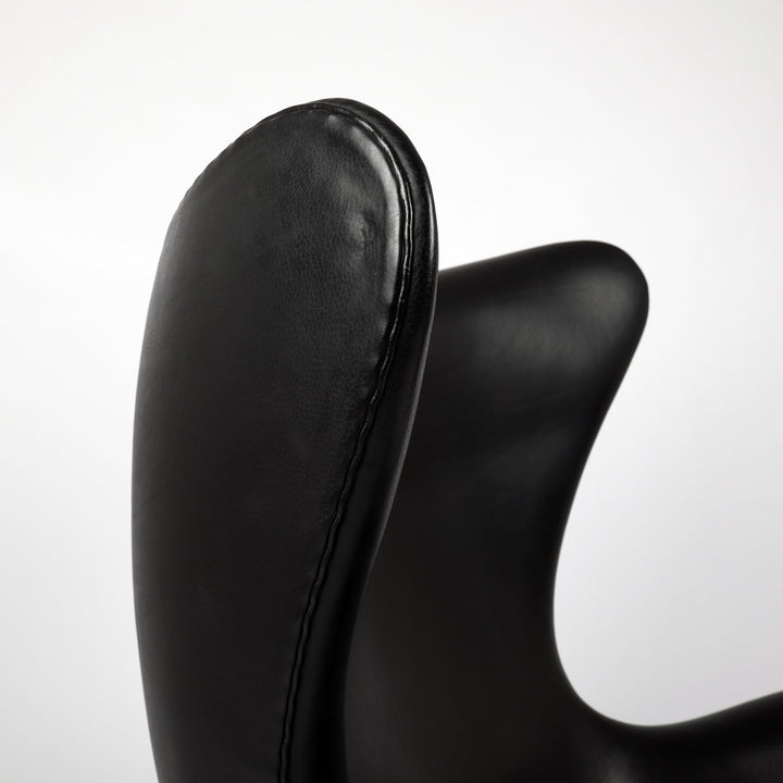 818 Fritz Hansen Eghg Chair von Arne Jacobsen  – Detailansicht Rückenlehne seitlich