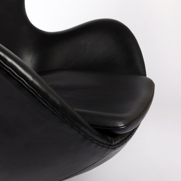 818 Fritz Hansen Eghg Chair von Arne Jacobsen  – Detailansicht Sitzfläche seitlich