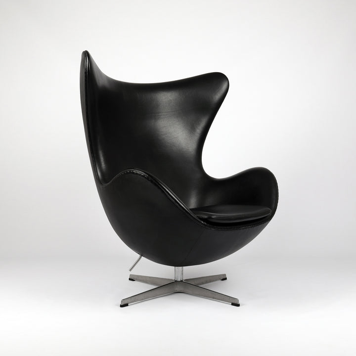 818 Fritz Hansen Eghg Chair von Arne Jacobsen  – Frontalansicht eingedreht