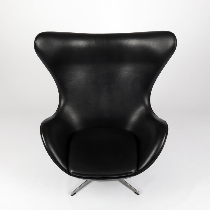 818 Fritz Hansen Eghg Chair von Arne Jacobsen  – Frontalansicht von oben
