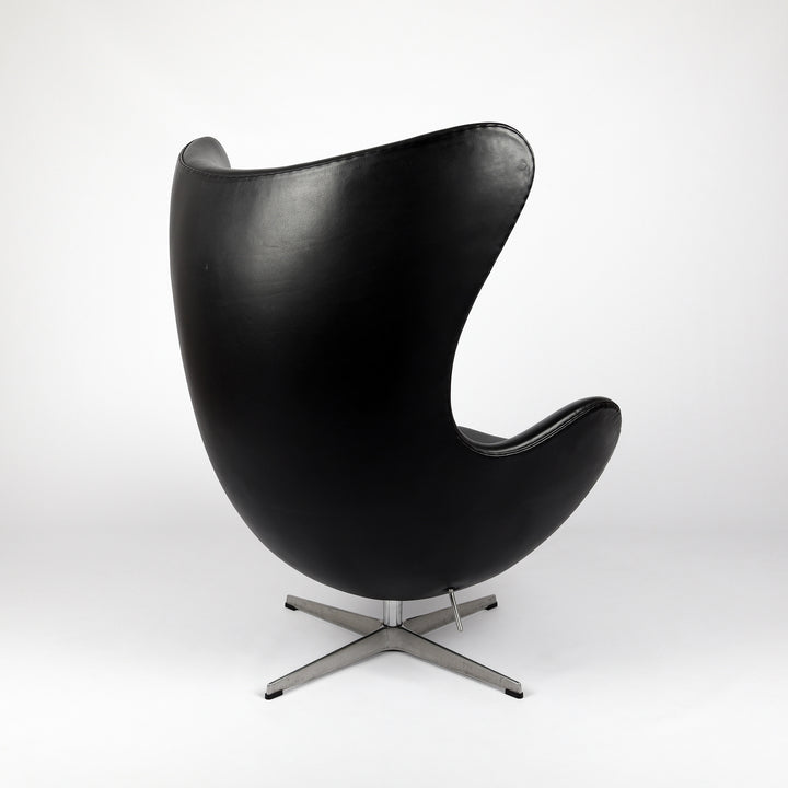 818 Fritz Hansen Eghg Chair von Arne Jacobsen  – Rückansicht eingedreht