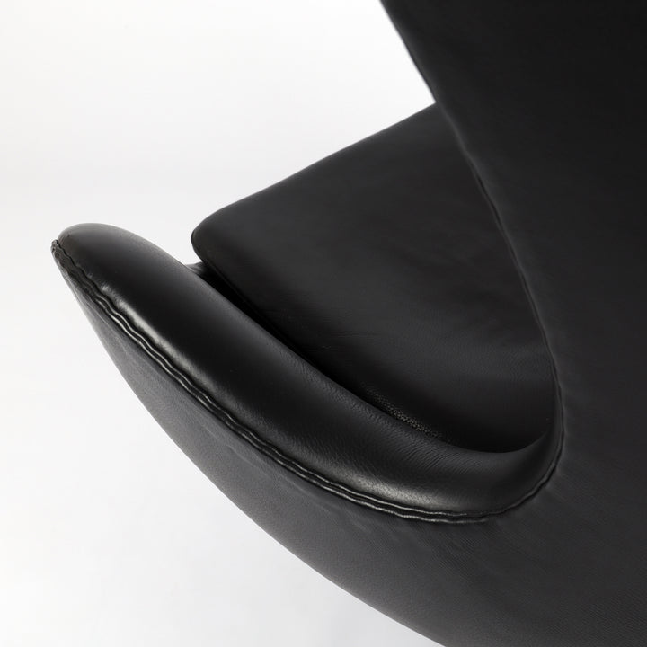 818 Fritz Hansen Eghg Chair von Arne Jacobsen  – Detailansicht Sitzfläche seitlich links 