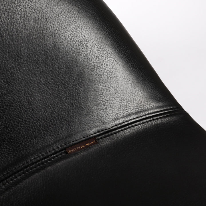 818 Fritz Hansen Eghg Chair von Arne Jacobsen  – Detailansicht Herstellernachweis Sitzfläche