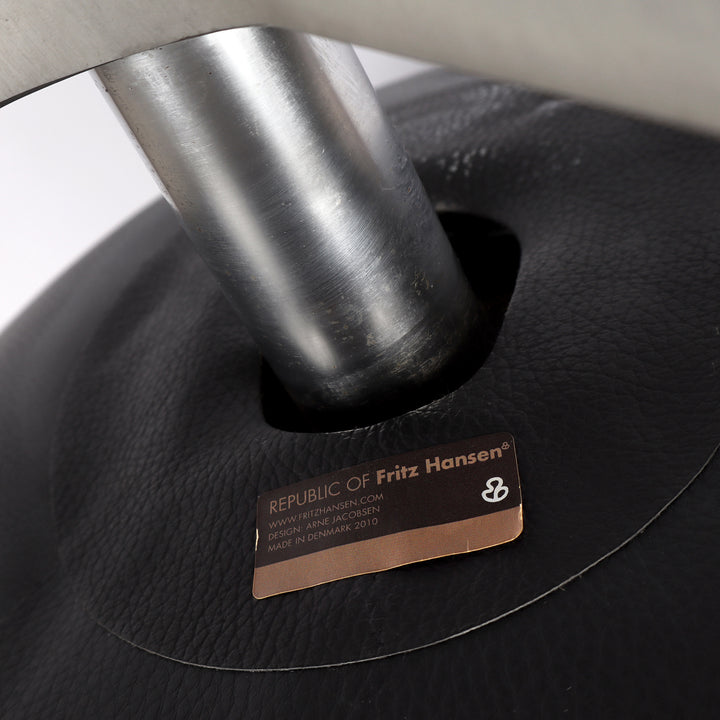 818 Fritz Hansen Eghg Chair von Arne Jacobsen  – Herstellernachweis Unterseite